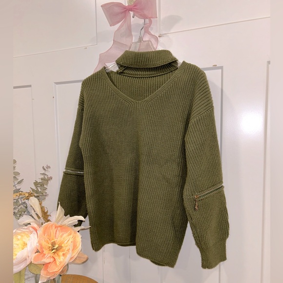 Green sweater - Picture 1 of 3